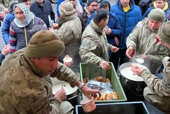 Mehmetçik Deprem Bölgesinde!