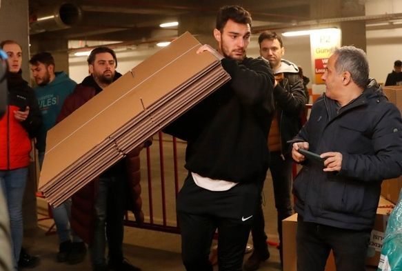 Galatasaraylı futbolcular, çalışmalara yardım etti