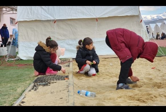 Deprem blgesinde ocuk olmak: Tek istekleri yeni oyuncak