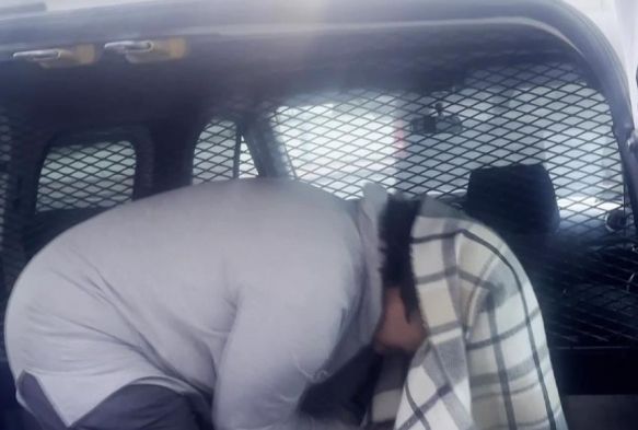 Bebeini boup eini yakmaya alan kadn tutukland