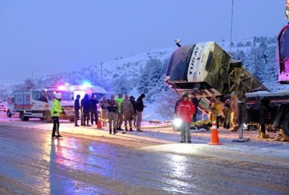 Yolcu otobs arampole devrildi: 2 l, 21 yaral