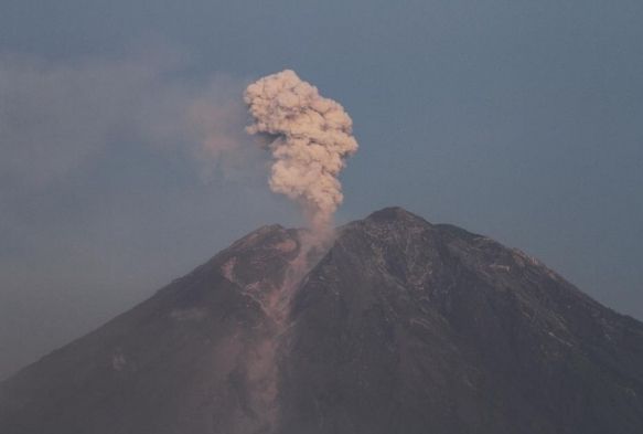Endonezya'daki Semeru Yanarda'nda 16 patlama
