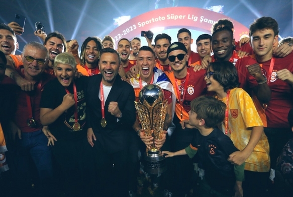 Şampiyon Galatasaray kupasını aldı