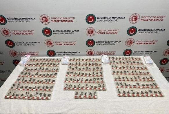 Havalimanı'ında bin 230 adet canlı arı ele geçirildi