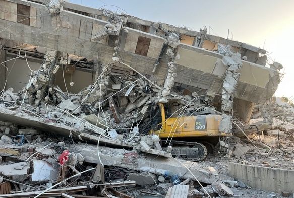 Hatay’da iş makinesinin üzerine bina çöktü: 1 yaralı