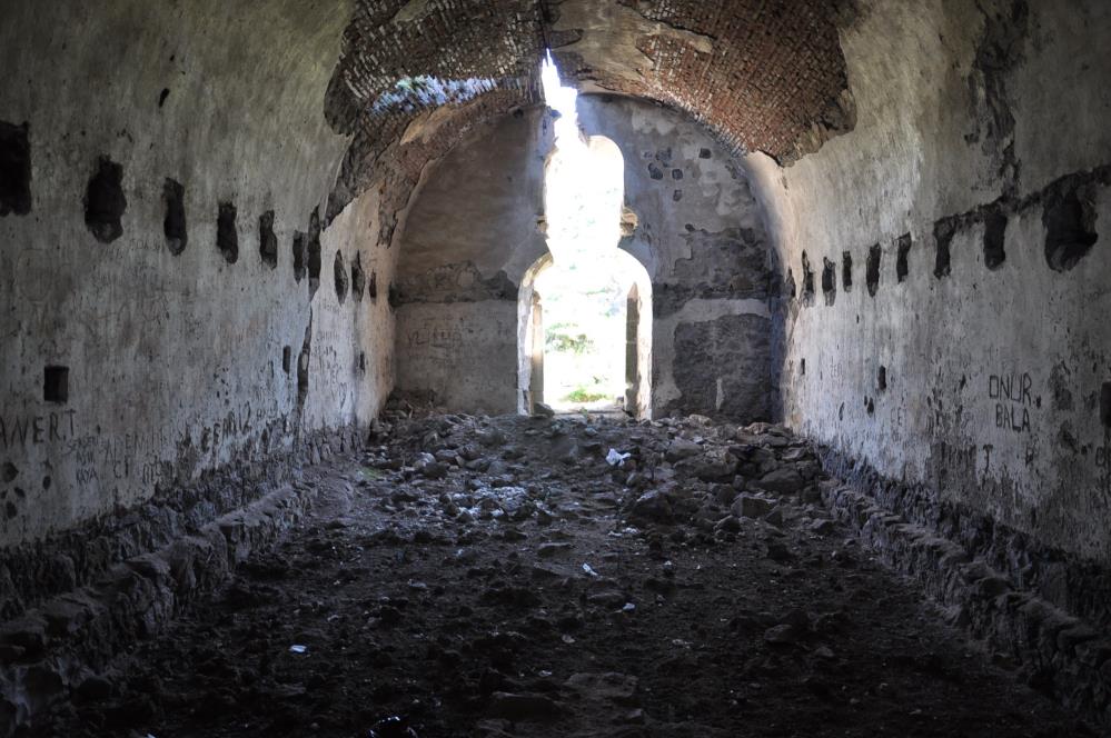 Defineciler kilise de kazlmadk yer brakmad