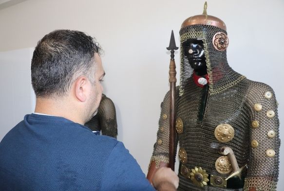 Hobi Olarak Savaş Zırhı Yapıyor