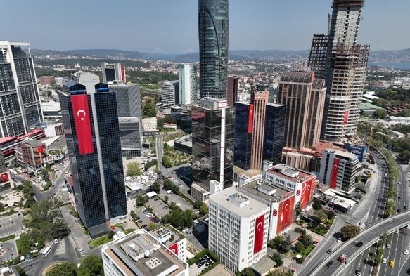 30 Ağustos’ta gökdelenler Türk bayraklarıyla donatıldı