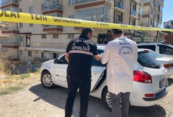 Eşini silahla öldüren şahıs ardından intihar etti