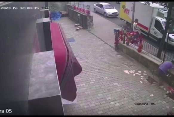 Esnafın elindeki 10 bin euro rüzgarda etrafa saçıldı