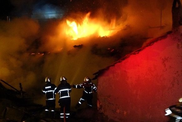 Uşak’ta 2 müstakil ev yangında küle döndü