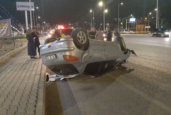 Refüje çarpıp ters dönen otomobilin sürücüsü yaralandı