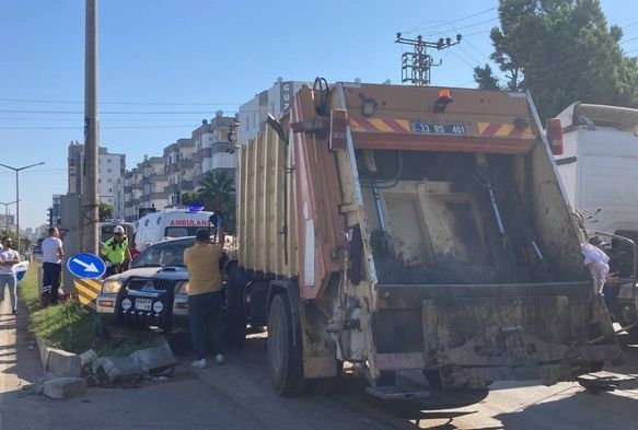 Çöp kamyonu, kamyonete çarptı: 4 ölü, 2 yaralı