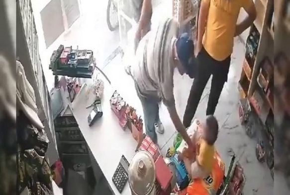 Bebeğini taciz ettiğini öne sürdüğü yaşlı adamı darp etti