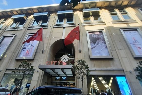 Metrelerce yükseklikteki balkondan düştü