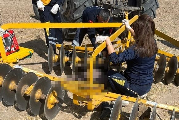Traktöre bağlı diskaronun altında can verdi
