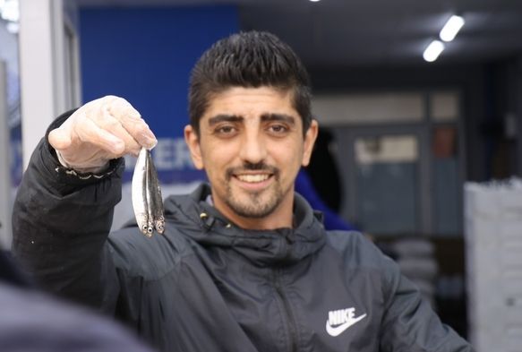 Vatandaş hamsi tezgahlarına akın etti