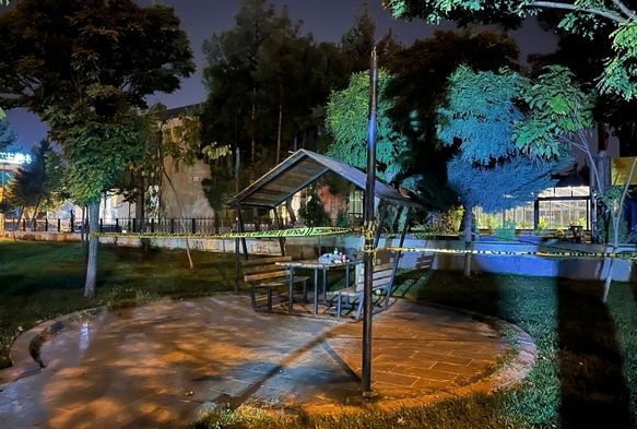 Kız arkadaşıyla çardakta otururken kafasına sıktı