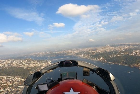 100. yla zel gsterisi kokpitten grntlendi