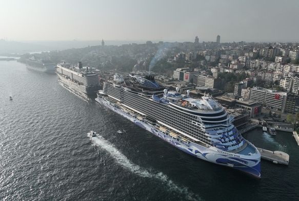 stanbulda Dev Yolcu Gemisi