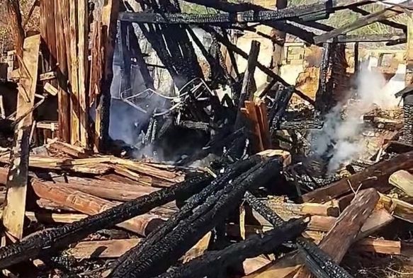 Sosyal medyada canlı yayını açıp evini ateşe