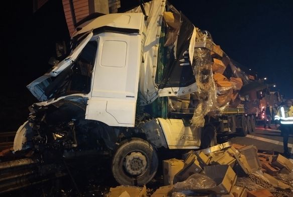 Kuruyemiş Yüklü Tır Bariyerlere Girdi