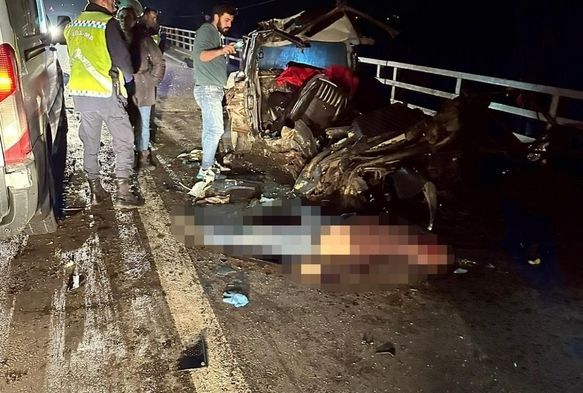 Otomobil ikiye blnd: 2 l, 3 ağır yaralı