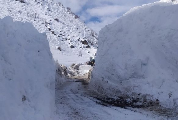 5 metreyi geçen kar tünellerinde çalışma