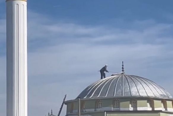Dede Cami Kubbesine Tırmandı!