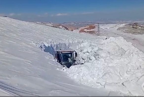 Yüksekova’da 5 metrelik kar tüneli oluştu