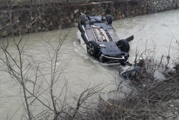 Bolu’da yoldan çıkan cip dereye uçtu