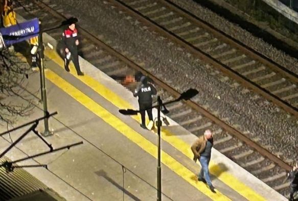 Marmaray'da bir kişi raylara atlayarak intihar etti