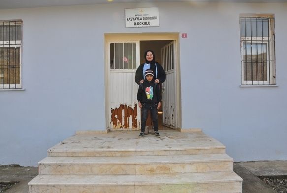 45 kilometrelik yolu tek ğrencisi iin kat ediyor