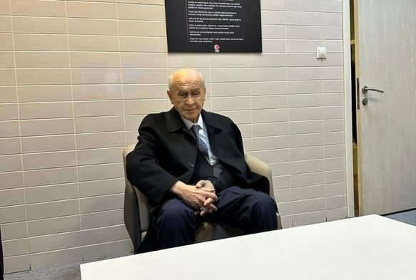 MHP Lideri Bahçeli Omzunu Burktu
