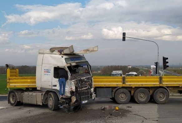 Tır, Minibse arptı: 5 l, 10 Yaralı
