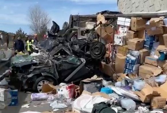 TIR Devrildi: 4 l, 3 Yaralı!