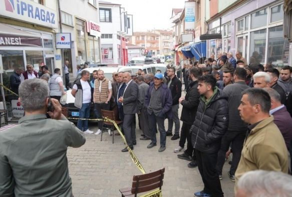 Kahvehanede amca ve yeğenine silahlı saldırı: 2 l