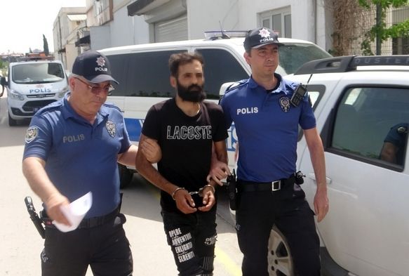 Karısıyla Bastığı Kişiyi Bıçaklad
