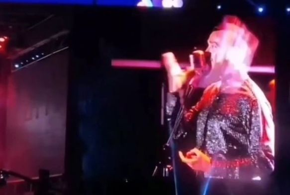 Van’da Cem Adrian’a Çirkin Saldırı