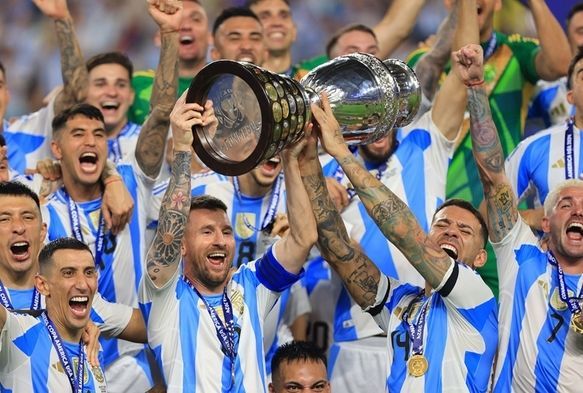 Messi Tekrar Tarihe Geti!