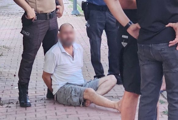 Eşini Vurdu, Polise Çarptı!