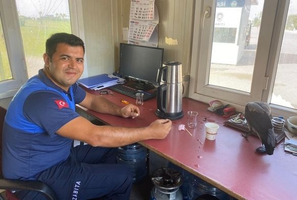 Zabıtalara misafir olan karganın kahvaltı keyfi