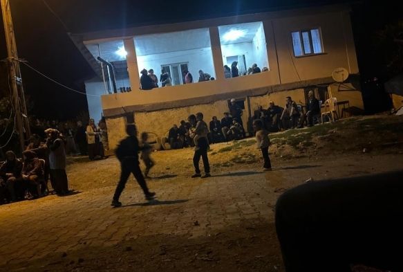 Annesini bıaklayıp bastonla boğarak ldrd