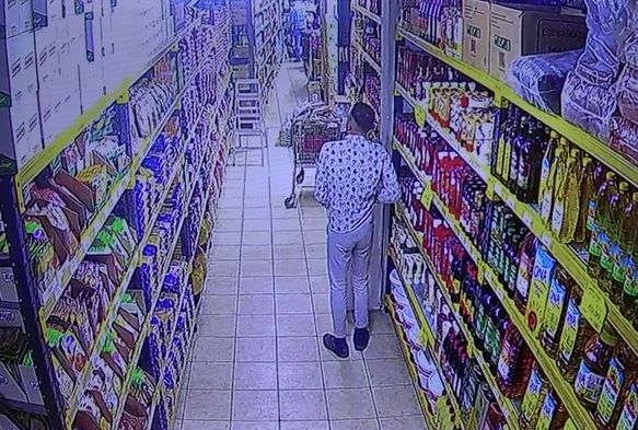 Ayçiçek yağını pantolonuna sokarak çaldı