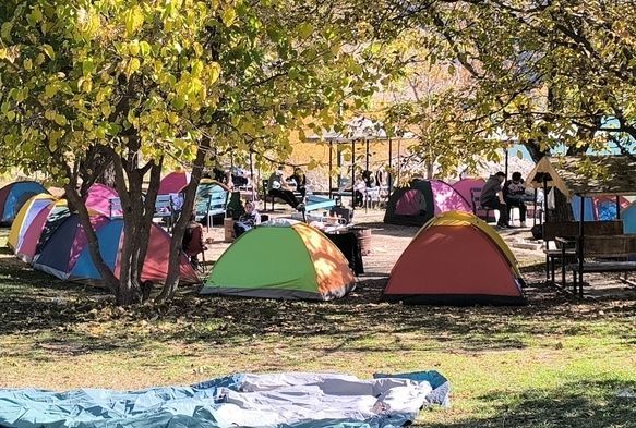 Üniversite öğrencilerinden göl kenarında kamp