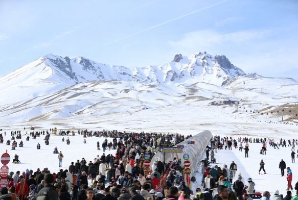Erciyes hafta sonu 70 bin ziyaretçi ağırladı