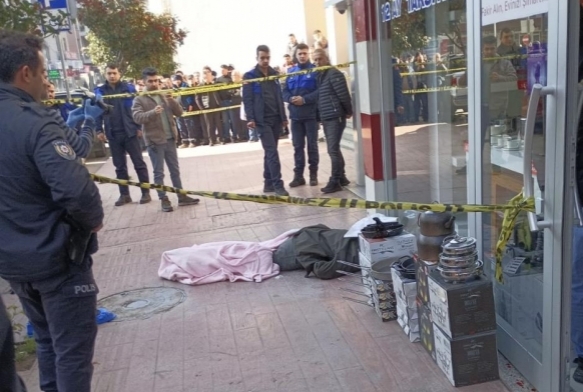 Korkunç cinayet: Herkesin gözü önünde öldürdü