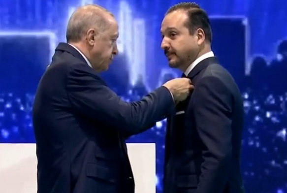 Cumhurbaşkanı Erdoğan, Zorlu'ya rozet taktı