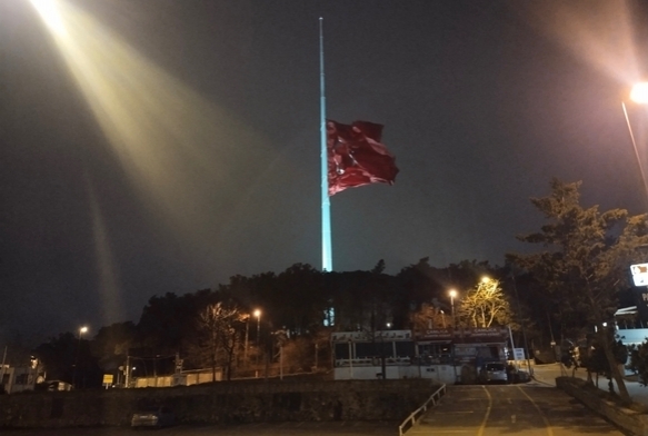 Bayraklar Yarıya İndirildi