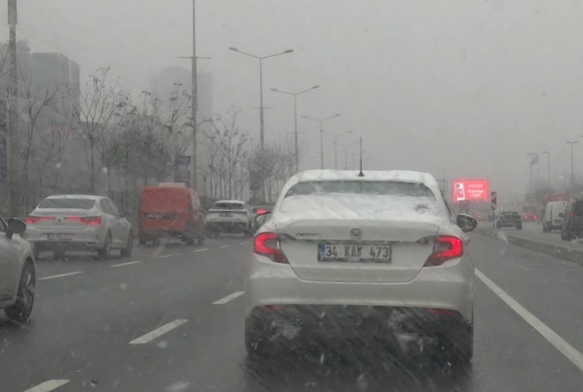 İstanbul'da kar yağışı devam ediyor